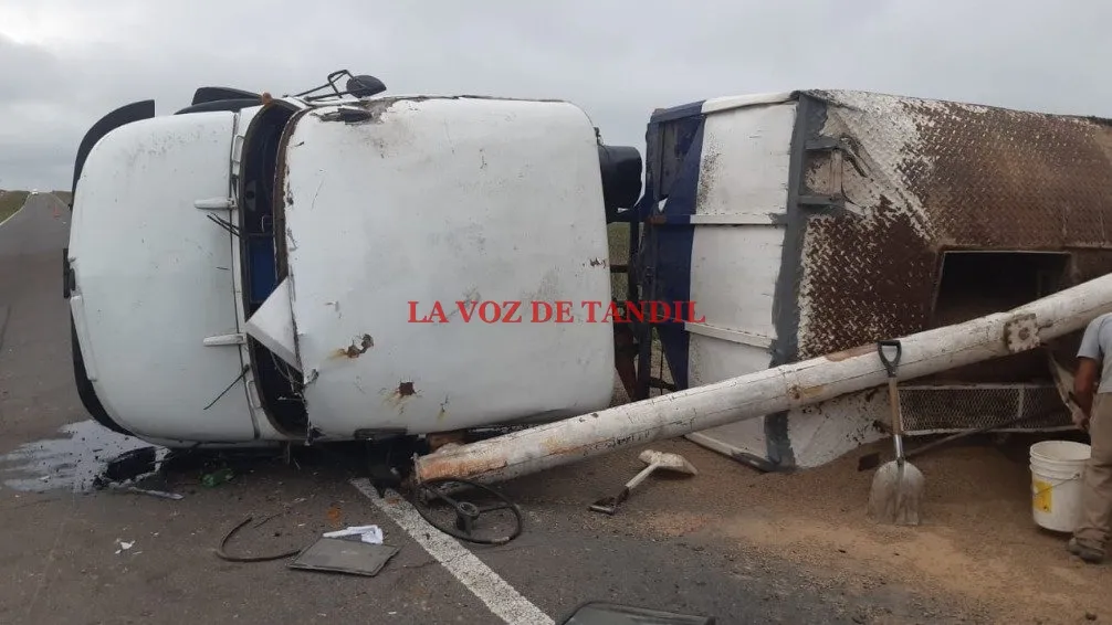 Camión volcó en Ruta 226 y perdió la carga de cereal que transportaba